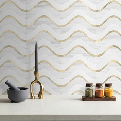 10 tuiles de dosseret auto-agrippant à texture de marbre en métal mélangé PVC doré clair pour mur de salle de bain
