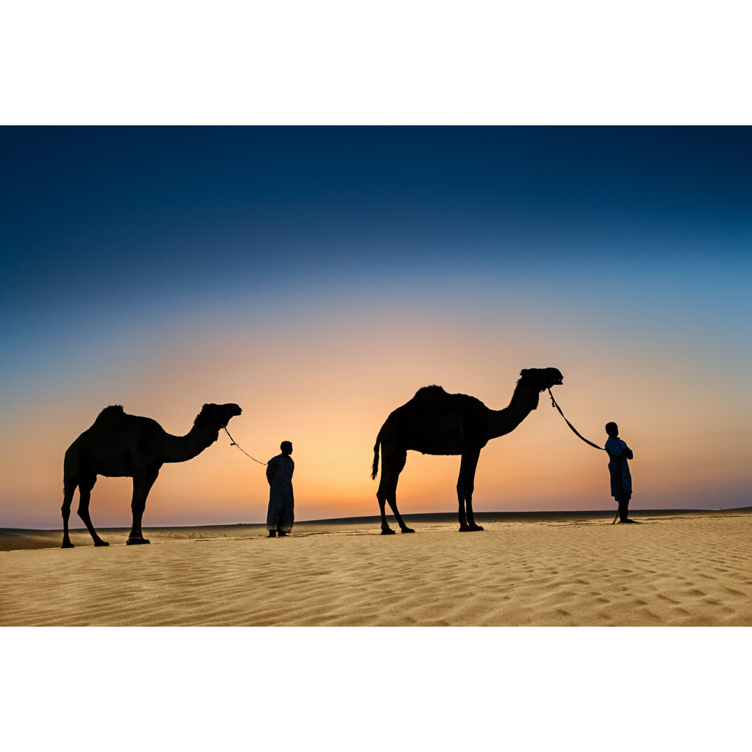 Beduinen mit Kamelen in der Westsahara Wüste in Afrika von Hadynyah - Kunstdrucke ohne Rahmen auf Leinwand