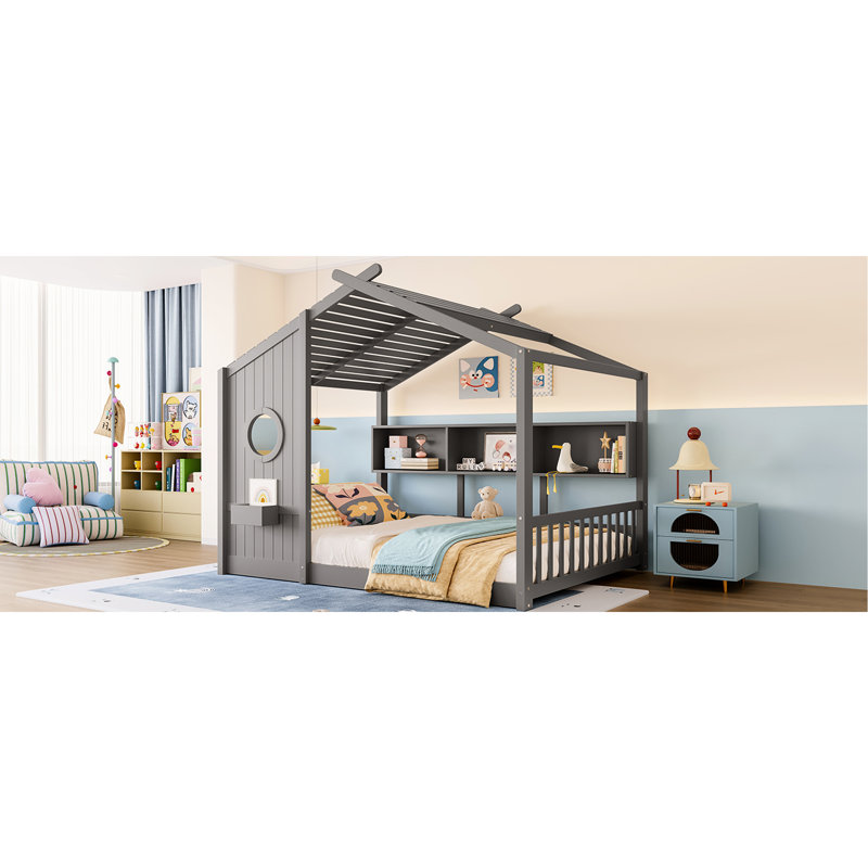 Lit de maison gris à plancher pleine grandeur pour et, avec tablette de rangement, zone de jeu sécuritaire, toit, un sommeil paisible