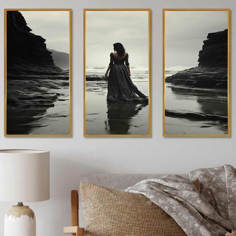Femme solitude sur une plage rocheuse VI - art mural plage, Cadre flottant doré, H 32 po x l 48 po x P 1 po