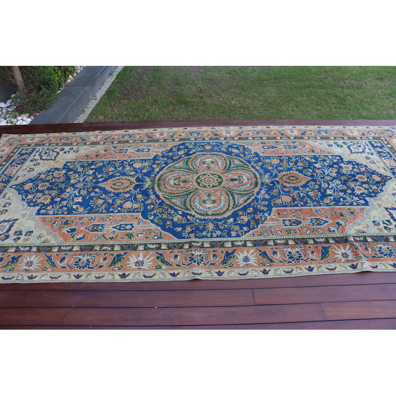 Tapis turc rétro noué à la main à motif floral bleu et orange, idéal pour les décors traditionnels