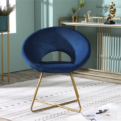 Chaise en velours bleu soyeux avec assise confortable et base en métal doré