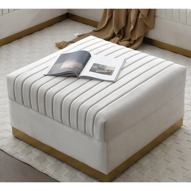 Velours à canaux verticaux contemporain - repose-pieds moderne pour le salon, beige avec ajout de pièce luxueuse à base dorée