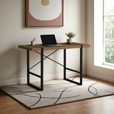 Bureau d'ordinateur Elmdon à finition brune avec pieds en métal noir et support en X, H 29,83 po x l 48,71 po x P 23,53 po