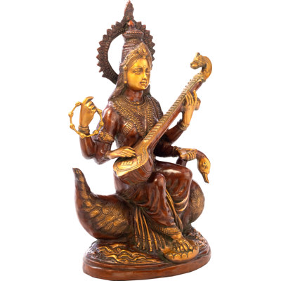 Statue piédestal Devi Sarasvati assis sur une rivière
