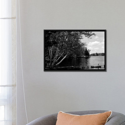 «930s Narrow Wooden Dock Jutting into Serene Lake» par Vintage Images - reproduction d'art sur toile tendue