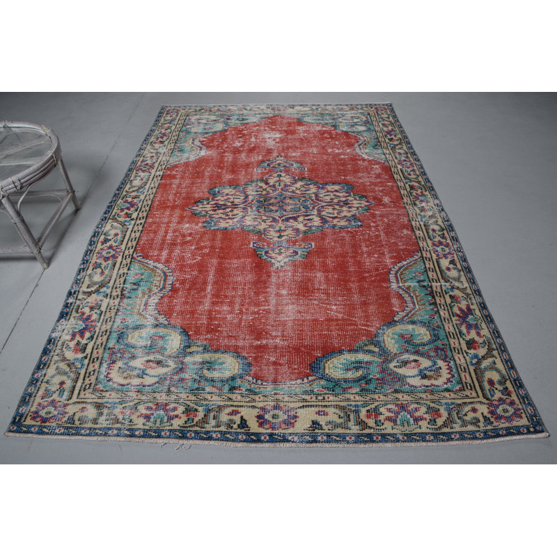 Tapis turc rétro avec médaillon rouge et bleu pour une décoration bohémienne unique