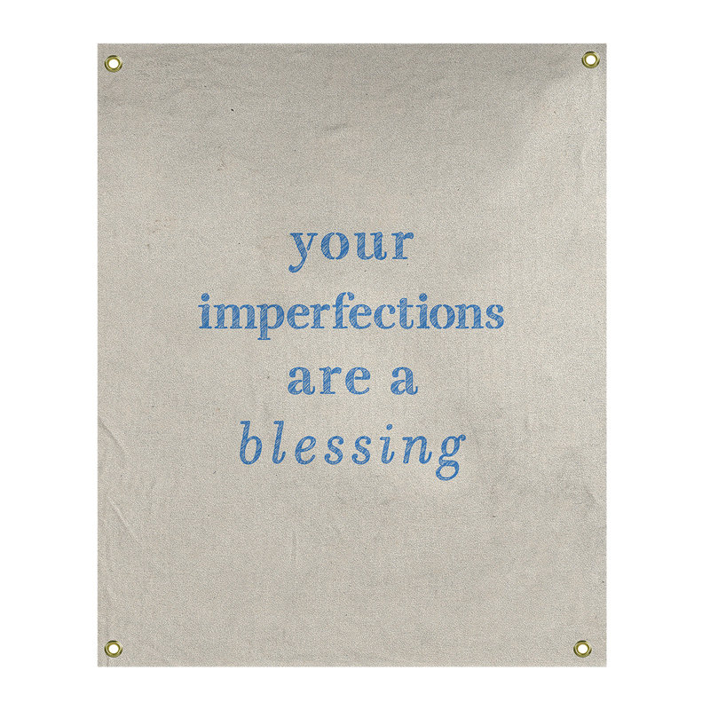 Tapisserie citation d’imperfections écrites en polyester, H 80 po x l 59 po, Blanc / Bleu