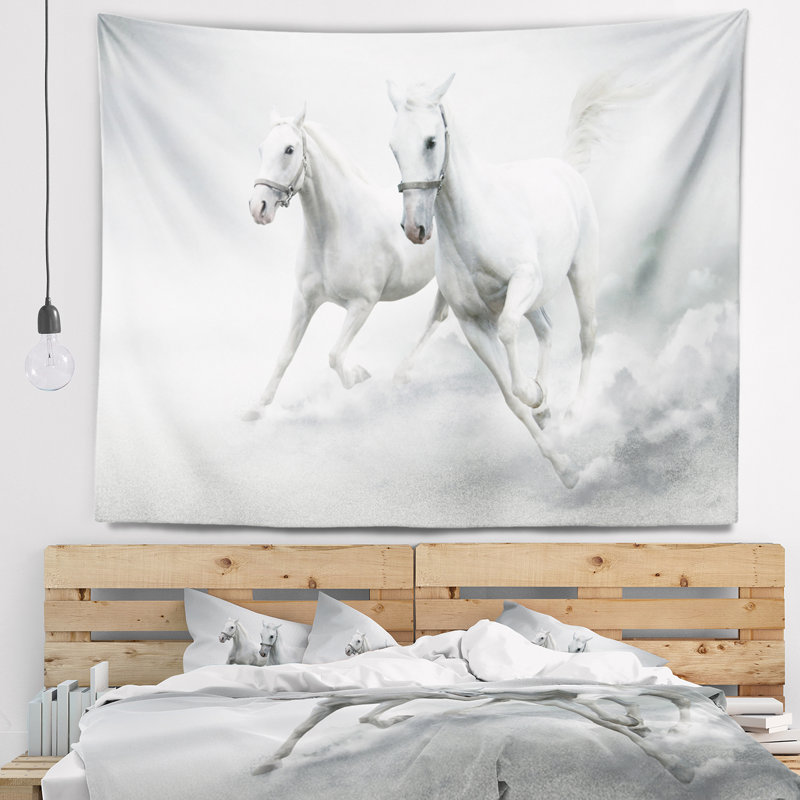 Courir, tapisserie de chevaux blancs, H 68 po x l 80 po