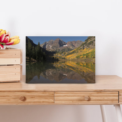 Lac avec montagnes en arrière-plan, lac Maroon, Maroon Bells, Aspen, Pitkin County, Colorado, États-Unis, art contemporain de paysage forestier abstrait