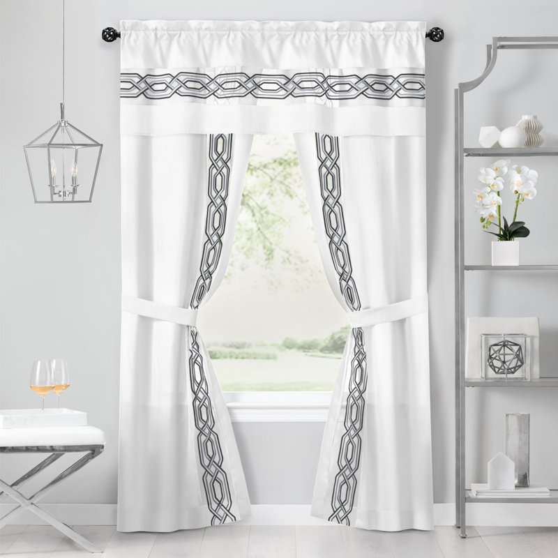Buono Black Metal Adjustable Curtain Rod with Finial