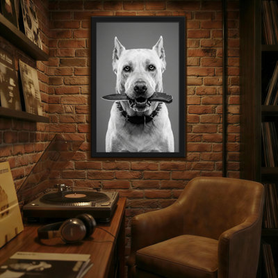 Animaux, chien tenant un couteau dans la bouche - noir et blanc