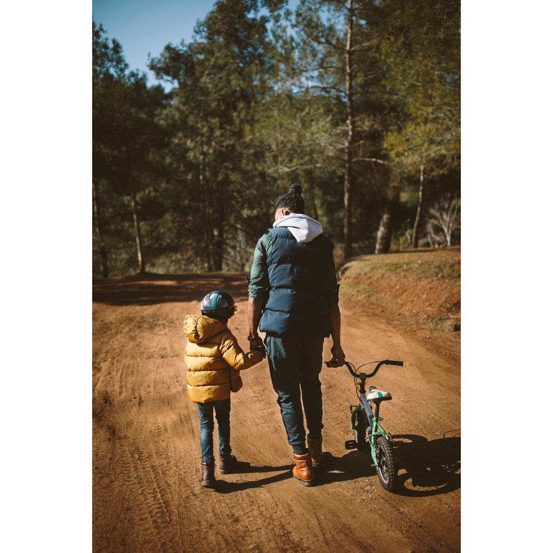 Junger Vater und Sohn mit Fahrrad