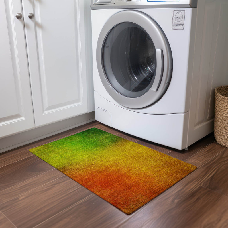 Tapis vert / beige / rouge en polyester tissé à la machine Kinslee, Rectangle 1 pi 8 po x 2 pi 6 po