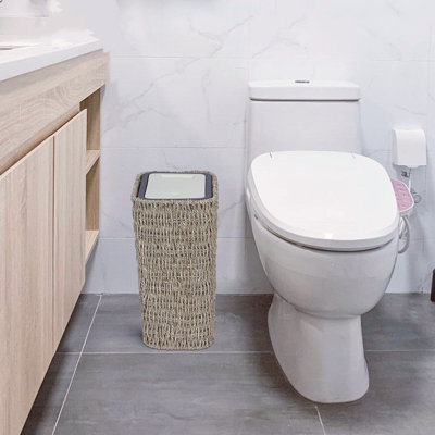 Cette poubelle de salle de bain compacte de 2,6 gallons avec couvercle possède un couvercle à pousser, combine une poubelle en osier et un panier à linge en un, convient à la salle de bain, à la cuisine, au salon, à la chambre à coucher, au gris