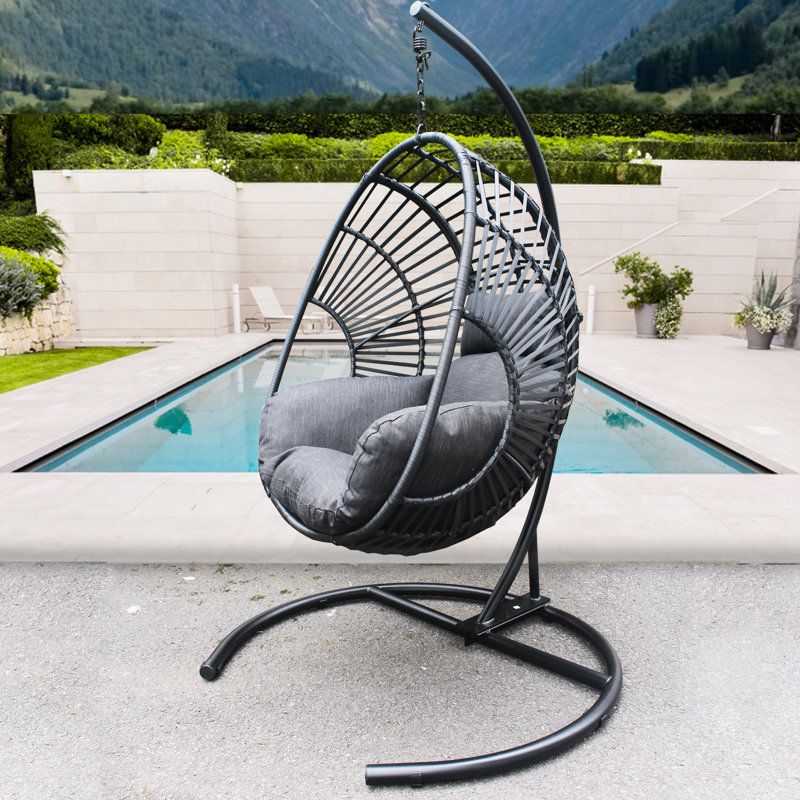 Balancelle noire d'extérieur et d'intérieur avec coussin et base de couleur, siège confortable en mousse gris foncé, structure en métal à suspendre en PE, rembourrage doux et stable, structure