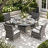 Ensemble de salle à manger de patio pour 4 personnes en osier avec table ronde en verre trempé, 4 fauteuils rembourrés et trou pour parasol