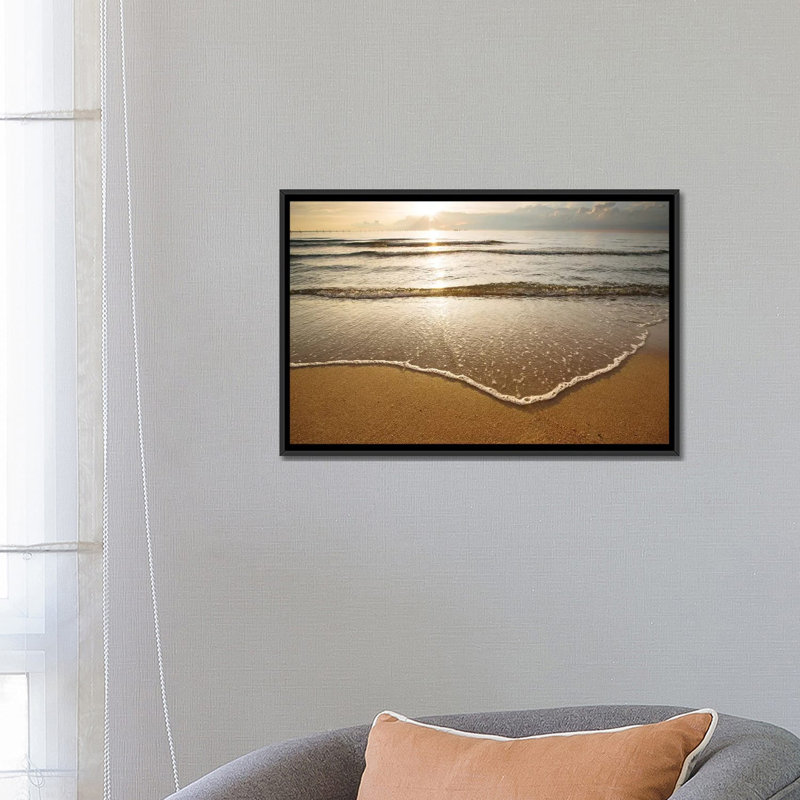 «First Landing Sea I», reproduction de photo sur toile, H 18 po x l 26 po x P 1,5 po, Toile avec cadre noir, Blanc