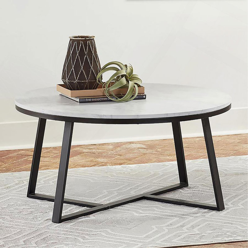 Table basse en faux marbre blanc et noir mat.