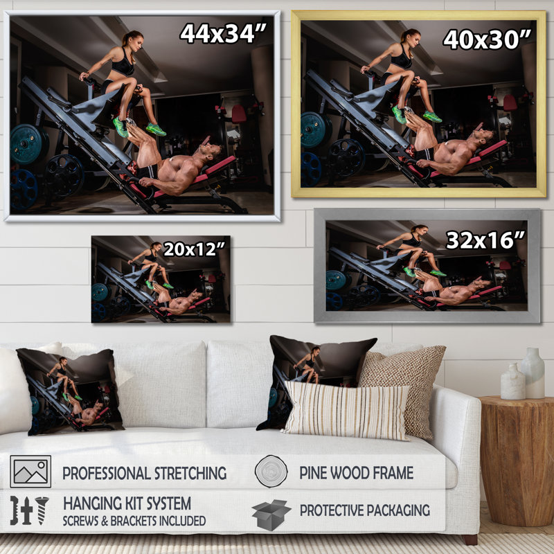 «Man Doing Leg Presses With His Trainer», reproduction sur toile, H 24 po x l 32 po x P 1 po, Toile tendue