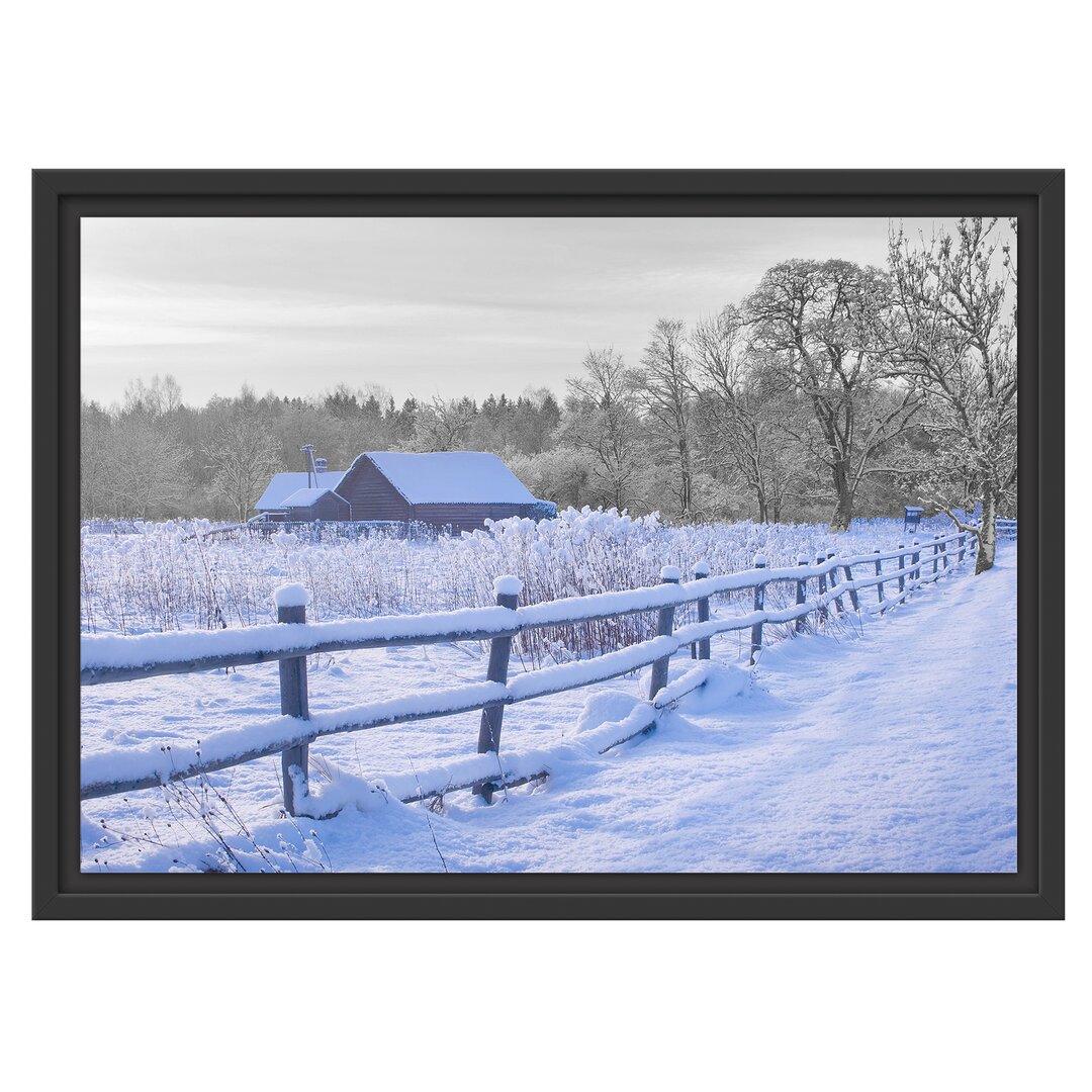 Gerahmtes Wandbild Holzhaus in Landschaft