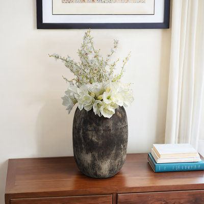 Vase moderne en verre transitionnel avec un design élégant et artisanal et des détails artistiques contemporains