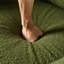 Surdimensionné - Revêtu de velours de qualité avec des pieds en noyer, un tissu de chaise de luxe imbattable et une structure en bois robuste offrent une sensation douillette-1125470500