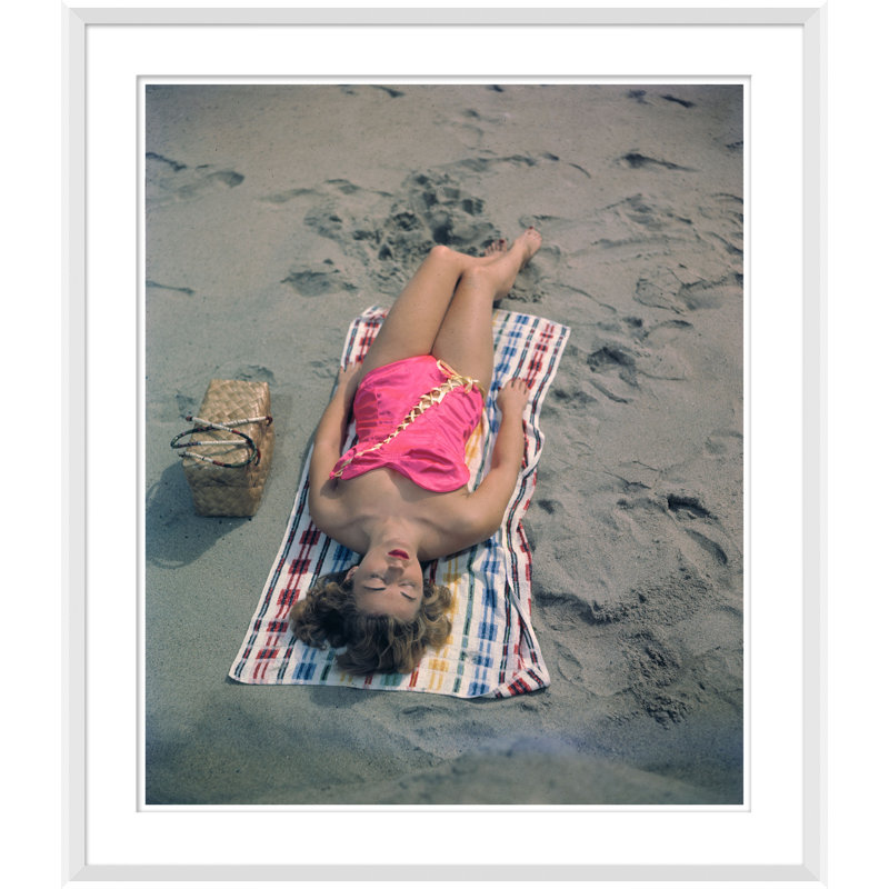 Pat Hall Allongé sur la plage - reproduction de photo encadrée, Brun, H 39 po x l 33 po x P 2,75 po