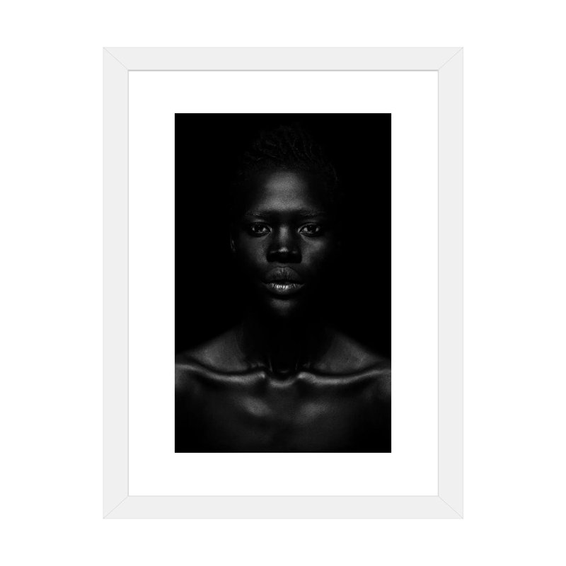 « Nina » par Gregory Prescott, impression, Blanc, H 24 po x l 16 po x P 1 po, Papier encadré blanc
