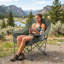 Chaise de camping pliante surdimensionnée très robuste avec support à haut dossier rembourré, poches de rangement latérales multifonctionnelles intégrées et porte-gobelet étanche