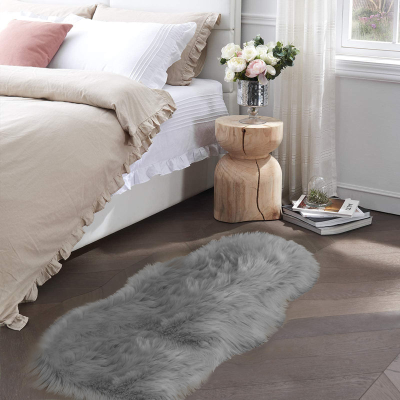 Vieda Faux Fur Indoor Rug, Novelty 2' x 4'