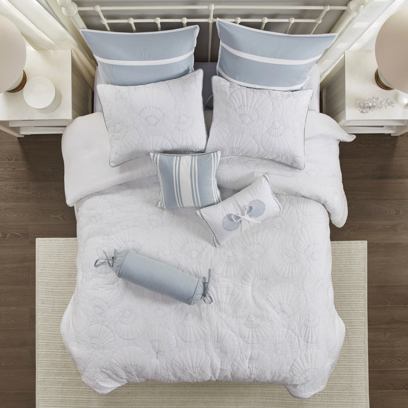 Très grand édredon en blanc avec matelassage bleu et coquille pour un sommeil paisible