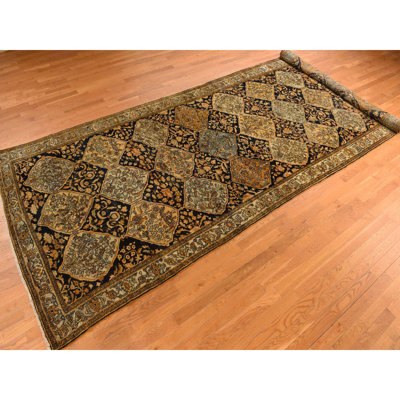 Tapis de couloir oriental de 6 pi 8 po x 19 pi 3 po de couleur bleu minuit avec jaune, perse Bakhtiari Dewsbury en excellent état, motif de médaillon de jardin en forme de diamant, noué à la main en pure laine