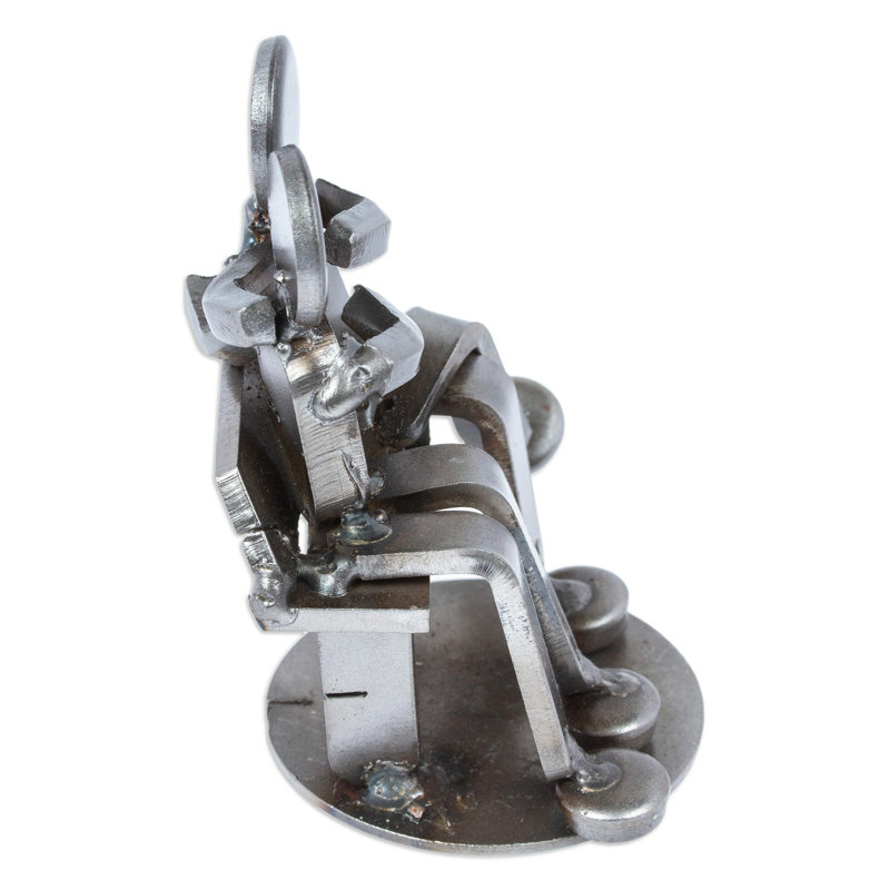 Figurine de pièces d'auto recyclées fabriquées à la main