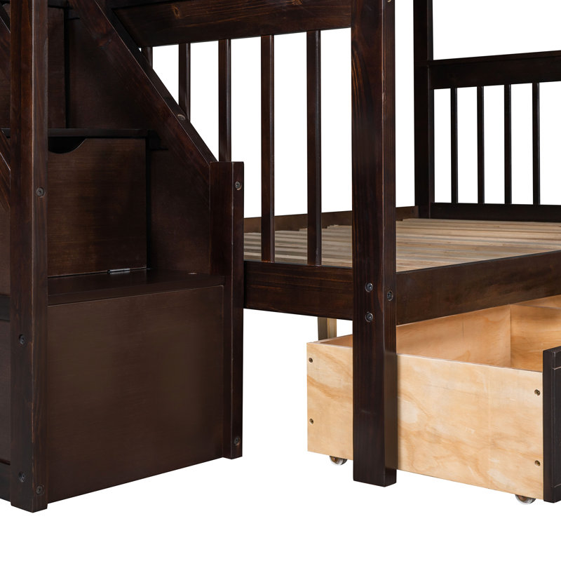 Lit superposé simple au-dessus d'un lit double en L avec style. 3 tiroirs et escalier pour la mise en valeur. Fabrication en bois massif. Famille assurée. 6 ans et plus recommandés. Assemblage requis avec un espace de rangement de tiroir. Et fonctionnalité.