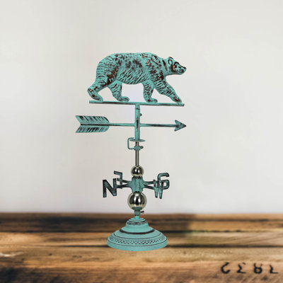 Girouette de table rustique en métal et cuivre, représentant un ours à la patine vert-de-gris, hauteur 60,3 cm (23,75 pouces).
