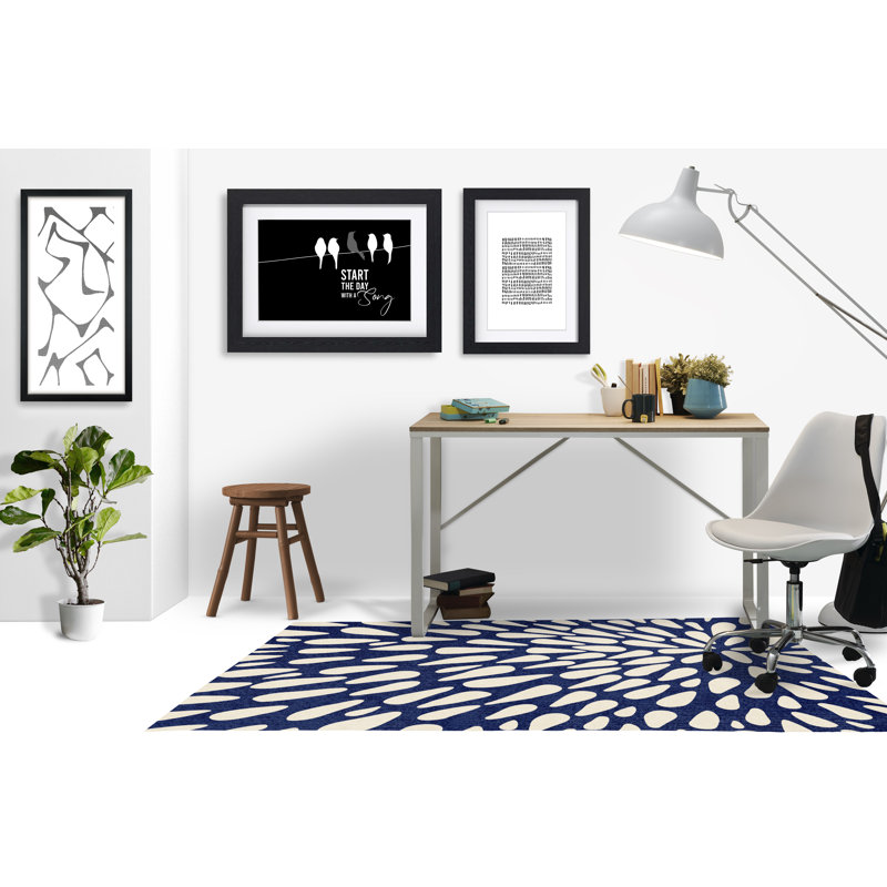 Tapis de chaise rectangulaire à poils courts Brenton, H 36 po x l 60 po, Bleu marine / beige