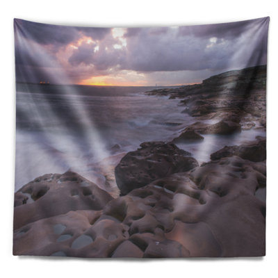 Tapisserie bord de mer australien foncé avec de gros rochers