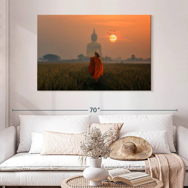 Moine Adella derrière un grand Bouddha, H 32 po x l 48 po