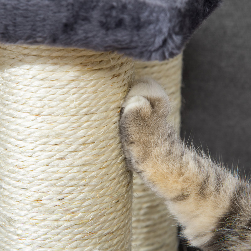 Arbre à chat à 4 niveaux de style escalier avec poteaux à griffer en sisal et plateformes moelleuses pour une activité et un confort félins à l'intérieur.