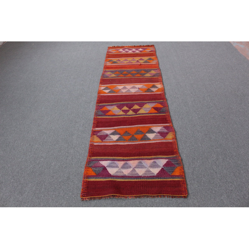 Découvrez le confort de ce tapis turc rouge qui embellira votre chambre à coucher ou votre chambre de bébé bohémienne