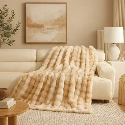 Jeté texturé en fausse fourrure beige