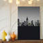 Toile, silhouette minimaliste d'une ville sur un fond dégradé, art mural transitionnel de gris foncé-645915569