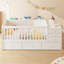 Lit de bébé convertible en lit de jour avec tiroirs, lit de bébé 2 en 1 avec garde-corps en bois, table à langer et tiroirs de rangement, compatible avec les matelas standard pour tout-petits américains, lit pour tout-petit avec barrière de sécurité, blanc