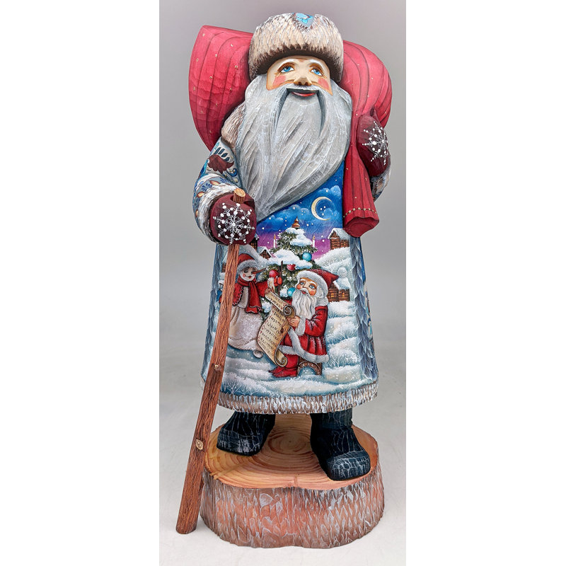 Figurine de chef-d'œuvre sculptée sur bois faisant une liste et vérifiant deux fois le père Noël