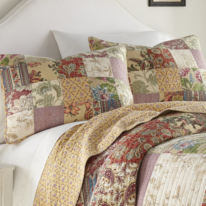 Beige/Red Cotton Reversible Quilt Set, Queen Quilt + 2 Standard Shams