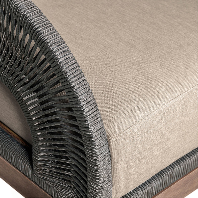 Chaise d'extérieur Orbit en bois d'eucalyptus vieilli avec corde grise et coussins en oléfine taupe
