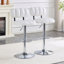 Ensemble de 2 tabourets de bar à hauteur ajustable, revêtement en similicuir blanc avec base et repose-pieds chromés, tabourets de confort modernes pour îlot de cuisine, bar personnel et salon-1457240207-1457240204
