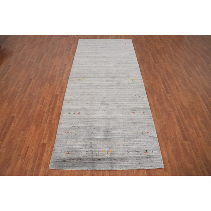 Tapis simple mais sophistiqué de style Gabbeh 5 x 12 avec des accents délicats
