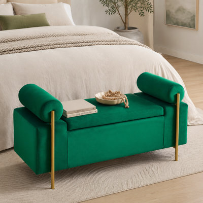 Banc de rangement rétro en velours vert avec accoudoirs cylindriques arrondis et pieds en fer; une unité de siège et de rangement à double usage convenant aux chambres à coucher, aux salons ou aux couloirs.